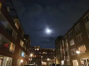 Annelies 04 Volle maan boven Amsterdam